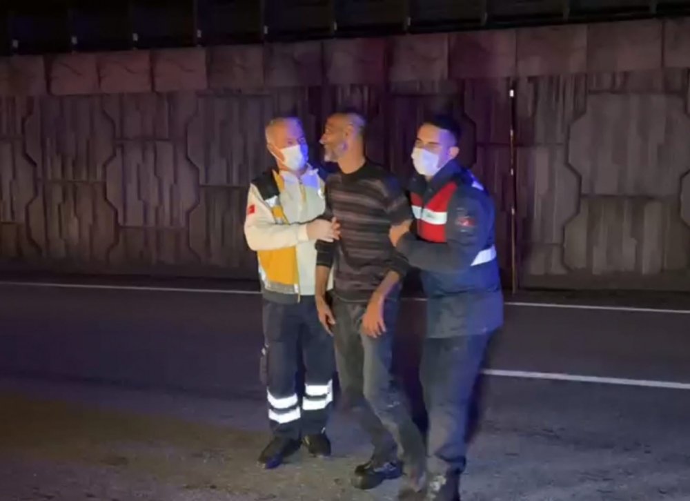 Taşıdığı sıfır araçlar ve TIR alev alev yandı! Sürücü fenalık geçirdi