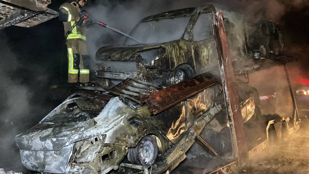 Taşıdığı sıfır araçlar ve TIR alev alev yandı! Sürücü fenalık geçirdi