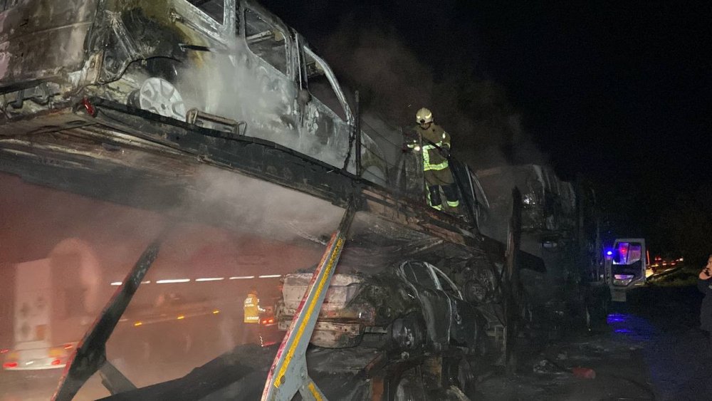 Taşıdığı sıfır araçlar ve TIR alev alev yandı! Sürücü fenalık geçirdi