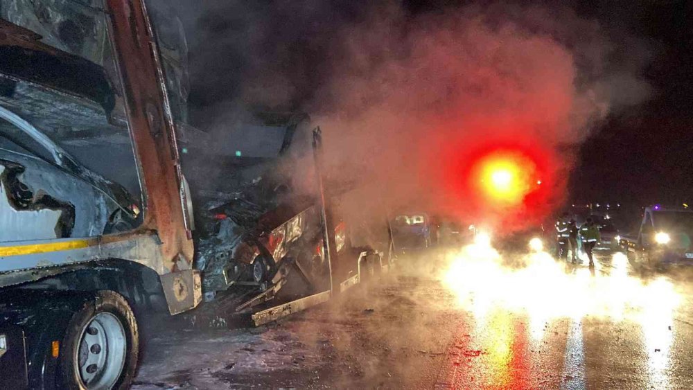 Taşıdığı sıfır araçlar ve TIR alev alev yandı! Sürücü fenalık geçirdi