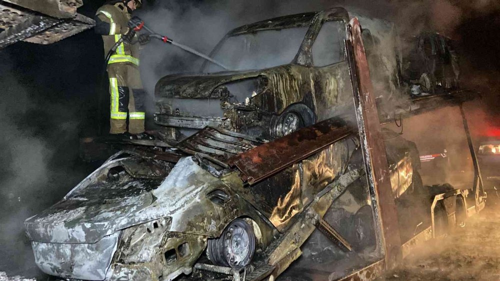 Taşıdığı sıfır araçlar ve TIR alev alev yandı! Sürücü fenalık geçirdi