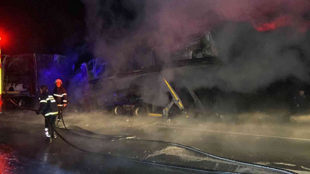 Taşıdığı sıfır araçlar ve TIR alev alev yandı! Sürücü fenalık geçirdi