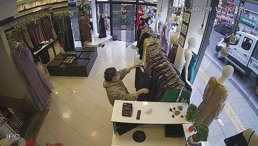 Abiye hırsızı kadın kameraya yakalandı