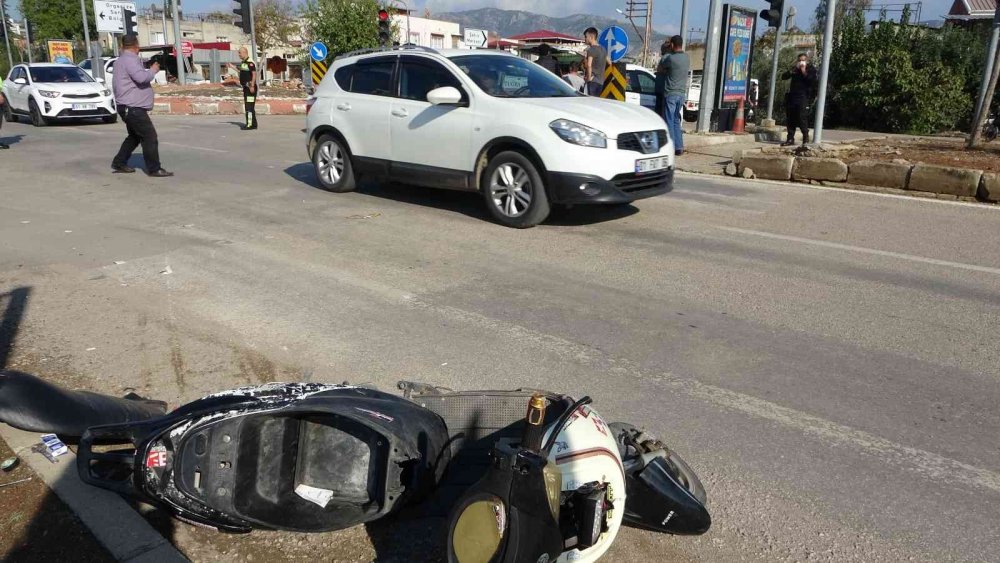 Adana'da elektrikli bisiklet otomobille çarpıştı! 2 yaralı