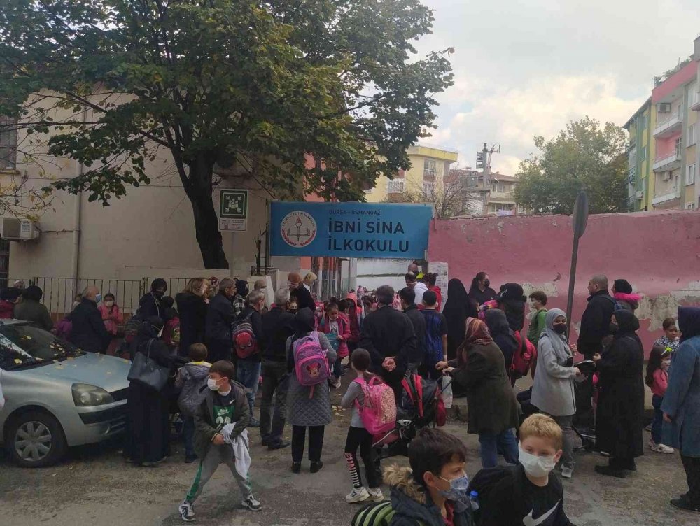 Eğitime okullarda devam kararı en çok veliler ve esnafı sevindirdi