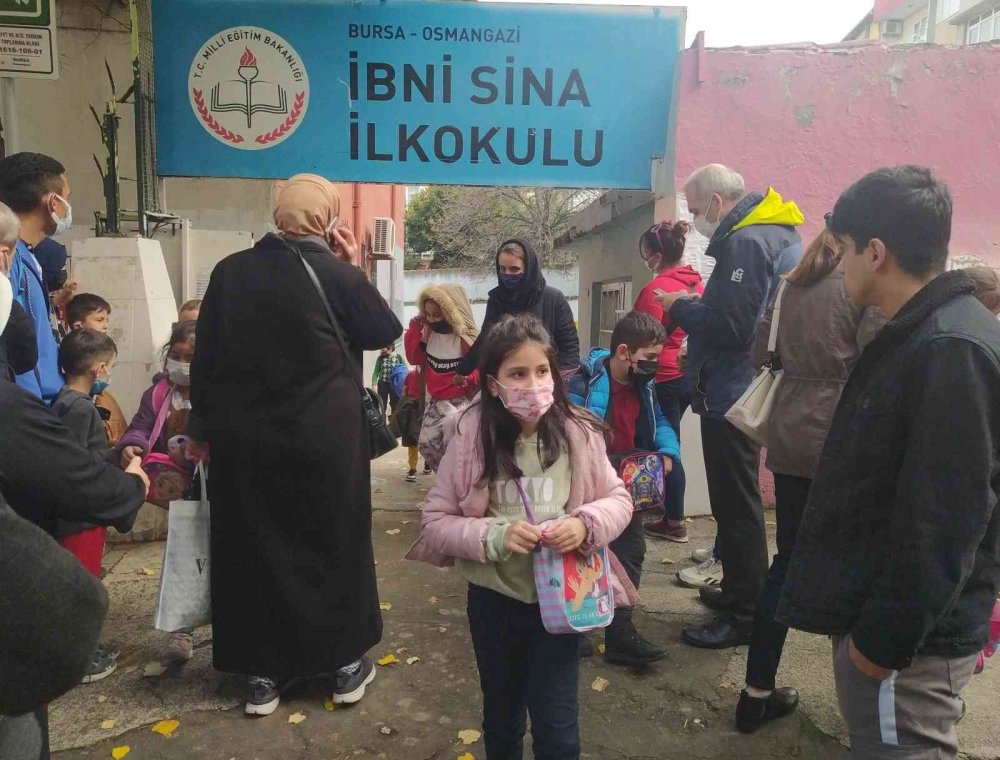 Eğitime okullarda devam kararı en çok veliler ve esnafı sevindirdi