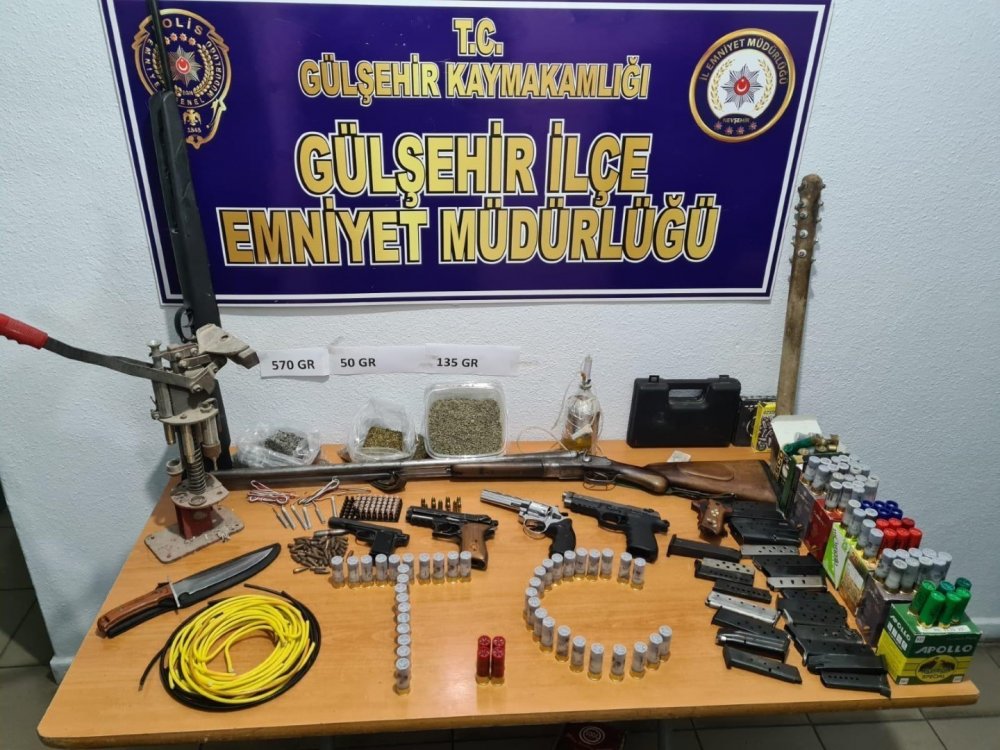 Gülşehir'de bir kadına saldıran şahsın ev ve aracından cephanelik çıktı