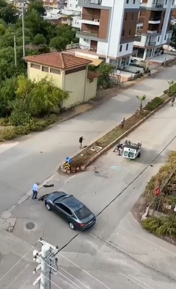Otomobille çarpışan araç takla attı! Vatandaşlar seferber oldu