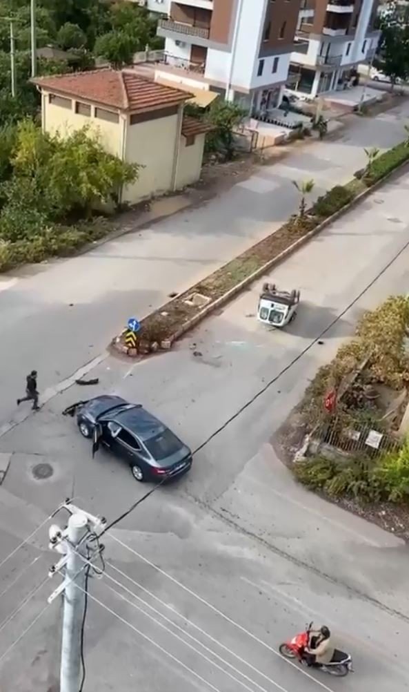 Otomobille çarpışan araç takla attı! Vatandaşlar seferber oldu