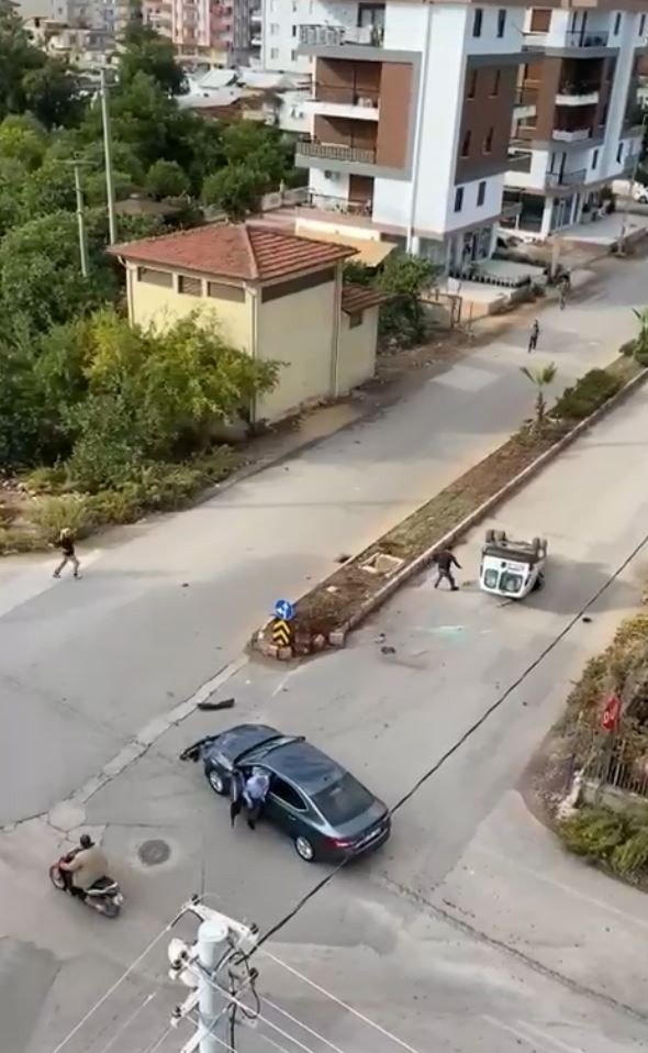 Otomobille çarpışan araç takla attı! Vatandaşlar seferber oldu