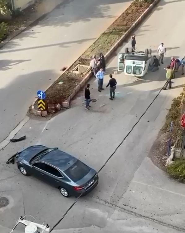 Otomobille çarpışan araç takla attı! Vatandaşlar seferber oldu