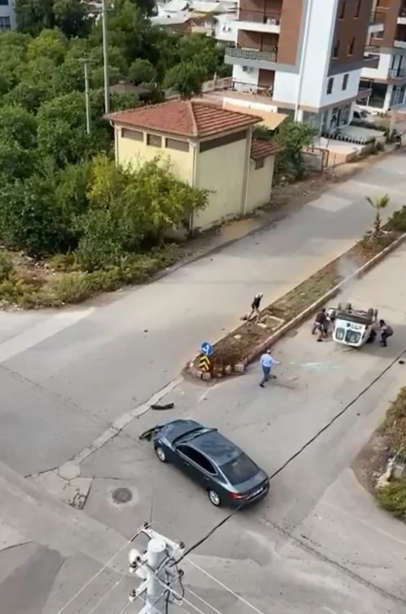 Otomobille çarpışan araç takla attı! Vatandaşlar seferber oldu