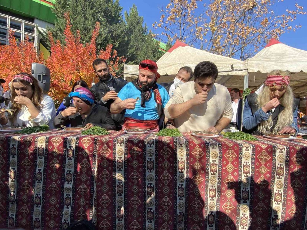 Ankara'da hamsi yeme yarışması! Metrelerce kuyruk oluştu