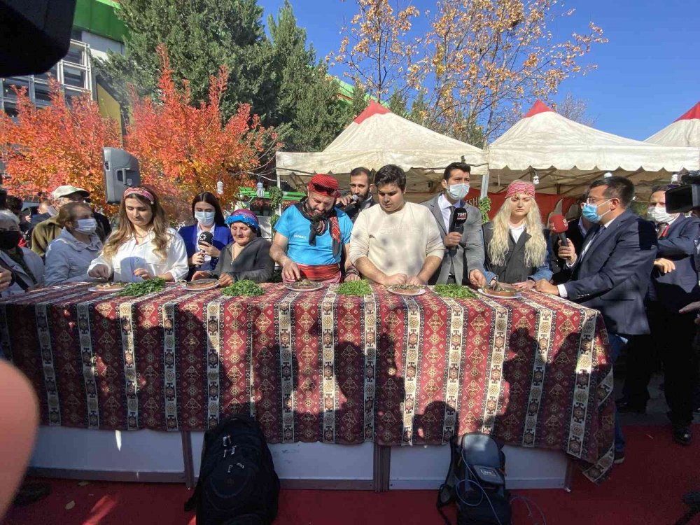 Ankara'da hamsi yeme yarışması! Metrelerce kuyruk oluştu