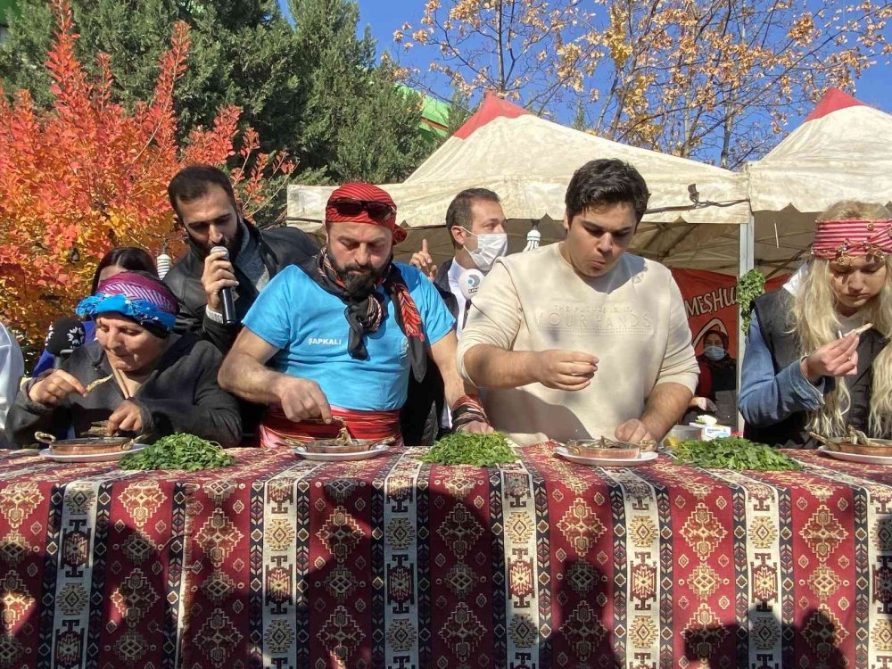 Ankara'da hamsi yeme yarışması! Metrelerce kuyruk oluştu