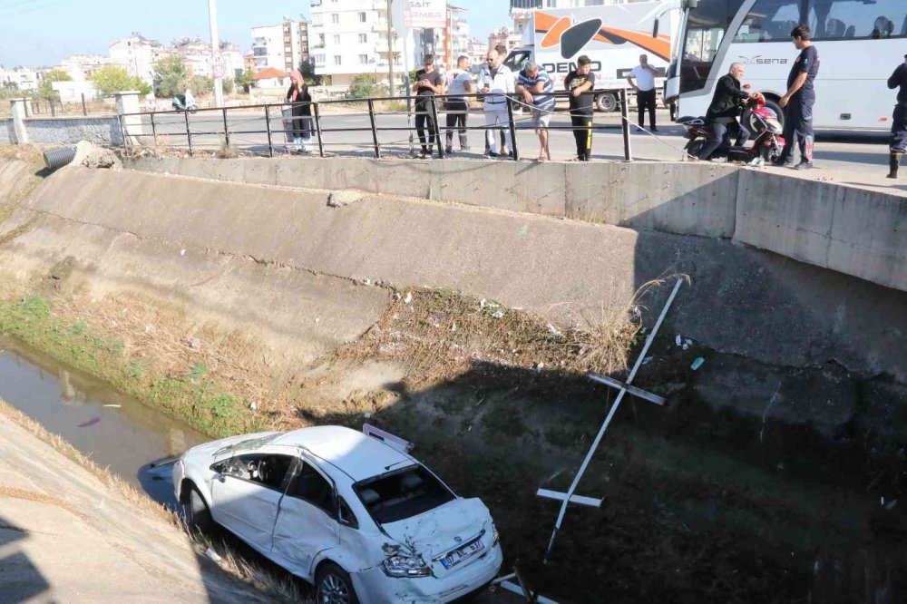 Antalya'da görülmedik kaza! Otobüsle çarpışıp kanala uçan aracın ruhsatı için seferber oldular