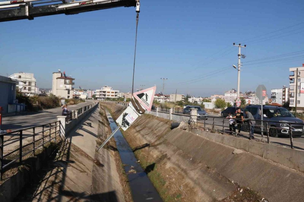 Antalya'da görülmedik kaza! Otobüsle çarpışıp kanala uçan aracın ruhsatı için seferber oldular