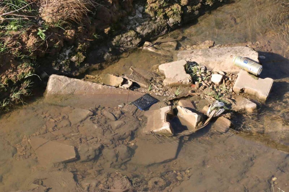 Antalya'da görülmedik kaza! Otobüsle çarpışıp kanala uçan aracın ruhsatı için seferber oldular
