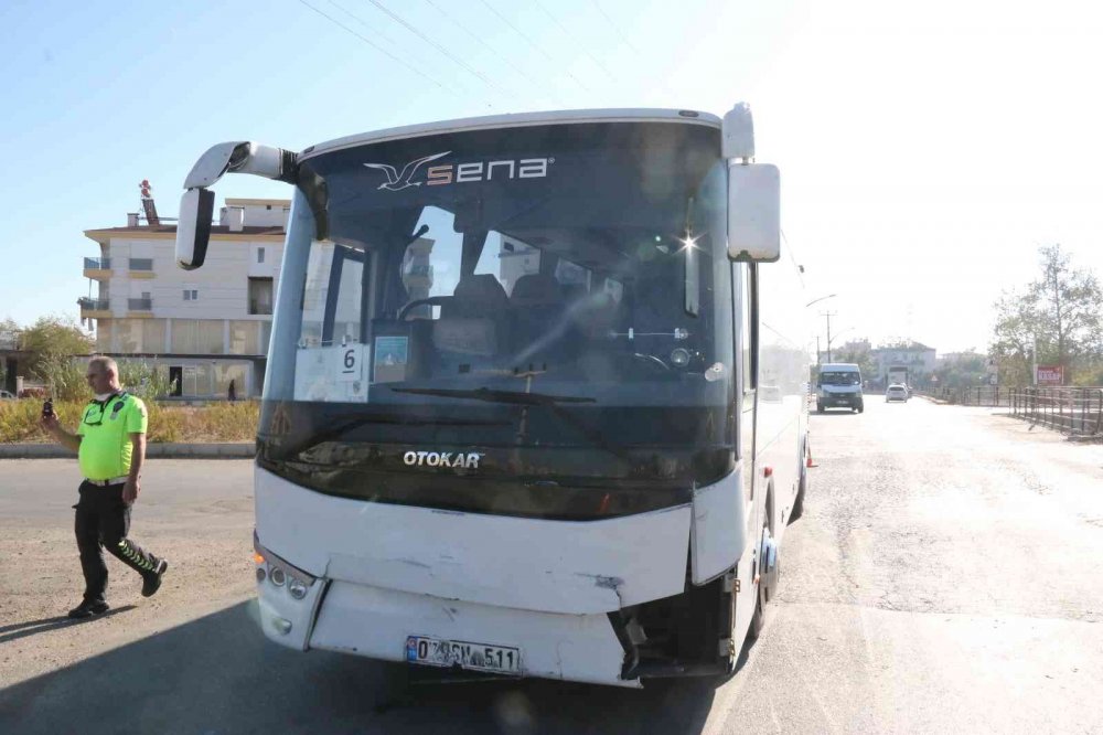 Antalya'da görülmedik kaza! Otobüsle çarpışıp kanala uçan aracın ruhsatı için seferber oldular