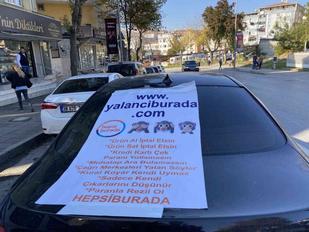 'Hepsiburada mağdur etti' diye tepki gösteren esnaf bastırdığı afişi arabasına astı