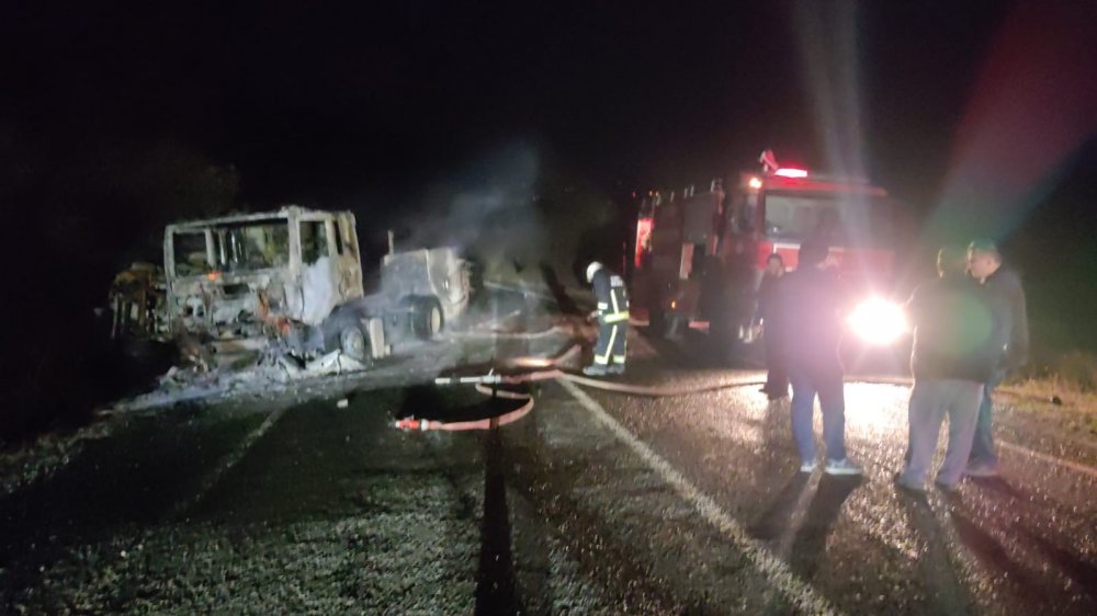 Tanker devrilerek alev topuna döndü! Sülfürik asit tarım arazisine aktı