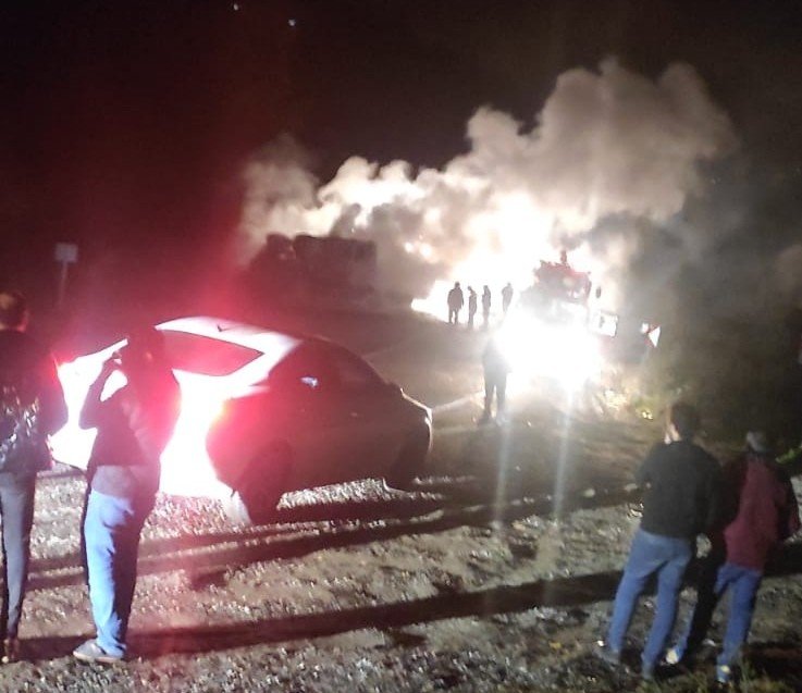 Tanker devrilerek alev topuna döndü! Sülfürik asit tarım arazisine aktı
