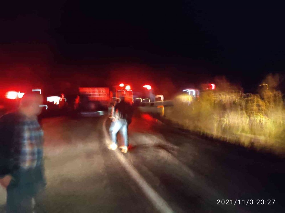 Tanker devrilerek alev topuna döndü! Sülfürik asit tarım arazisine aktı