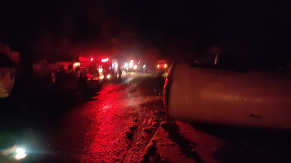 Tanker devrilerek alev topuna döndü! Sülfürik asit tarım arazisine aktı