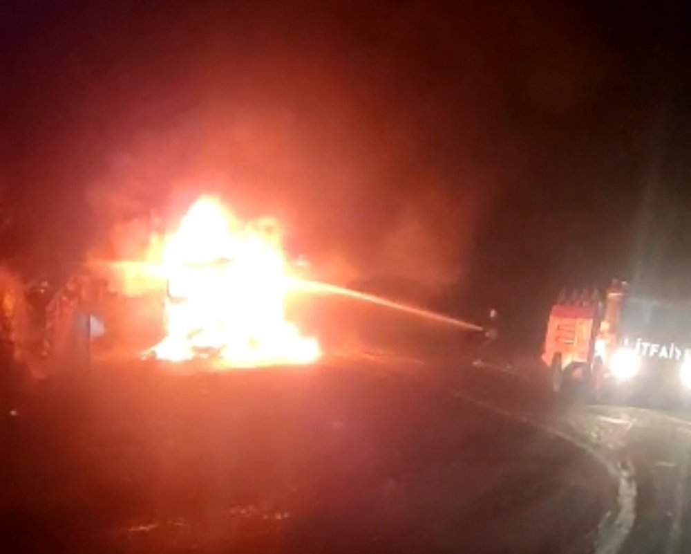 Tanker devrilerek alev topuna döndü! Sülfürik asit tarım arazisine aktı