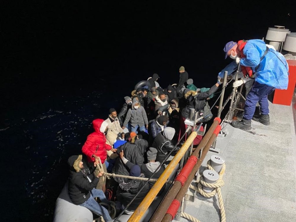 Yunanistan unsurlarınca geri itilen 59 düzensiz göçmen kurtarıldı