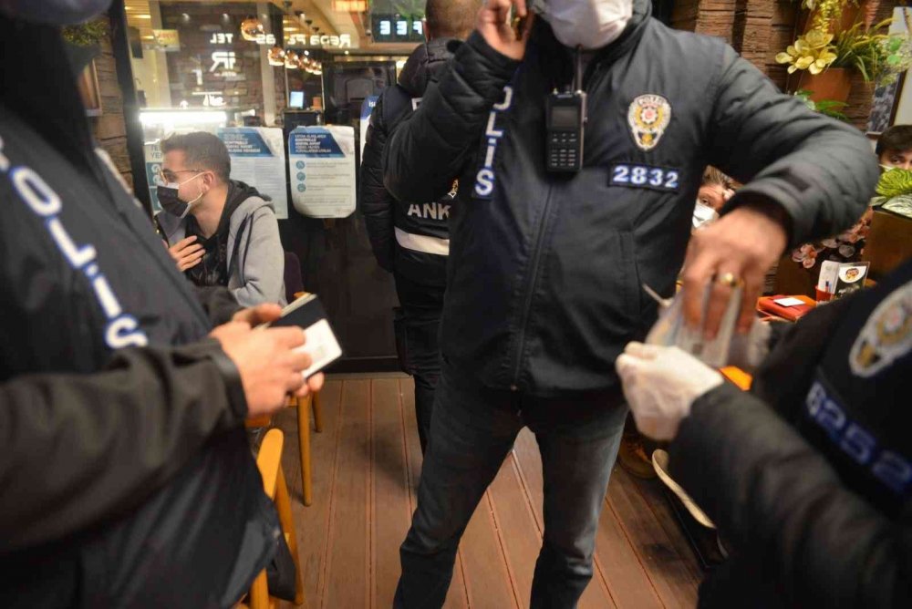 Ankara polisi eğlence mekanları kafe ve iş yerlerini denetledi! Çok sayıda gözaltı