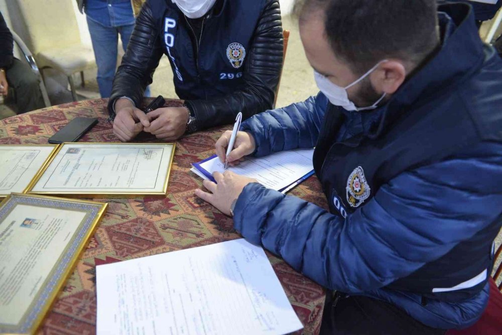 Ankara polisi eğlence mekanları kafe ve iş yerlerini denetledi! Çok sayıda gözaltı