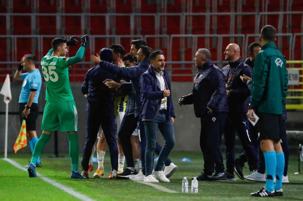 Fenerbahçe Royal Antwerp'i 3-0 mağlup etti
