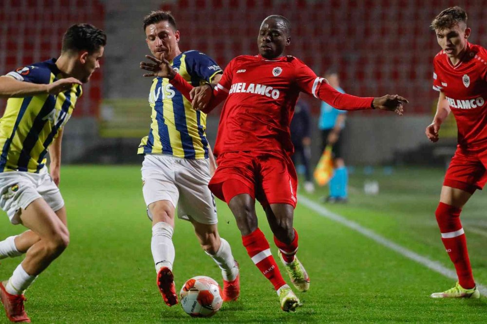 Fenerbahçe Royal Antwerp'i 3-0 mağlup etti