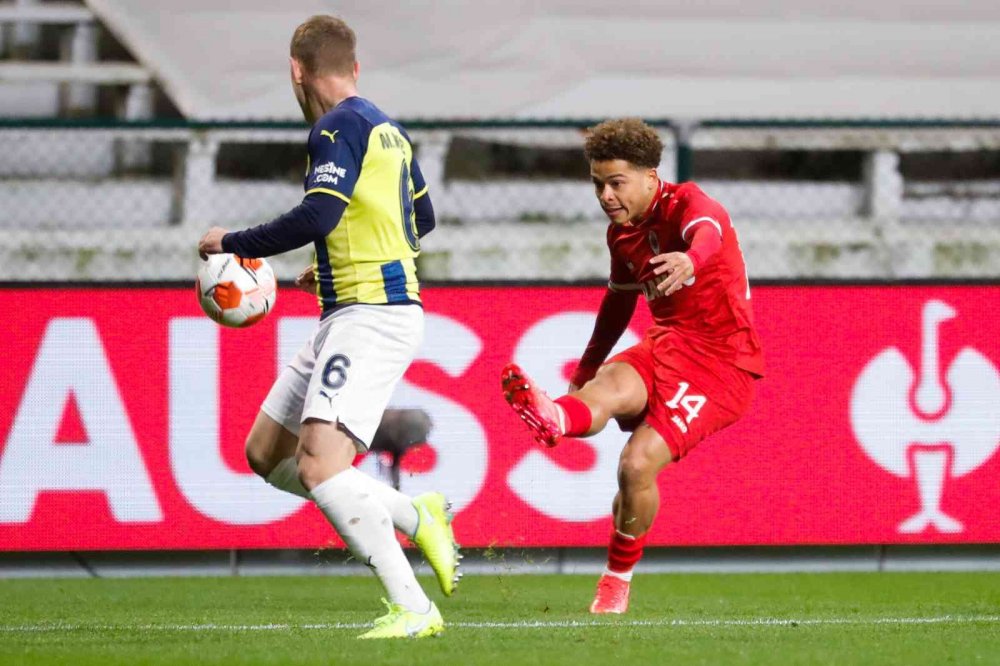 Fenerbahçe Royal Antwerp'i 3-0 mağlup etti