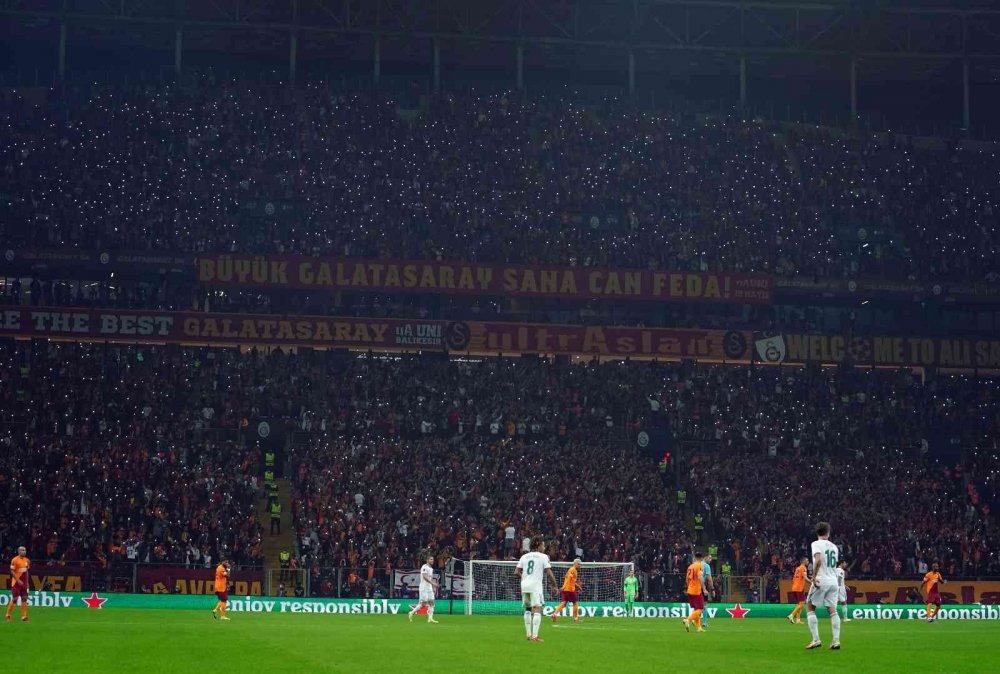 Lokomotiv Moskova ile berabere kalan Galatasaray liderliğini sürdürdü