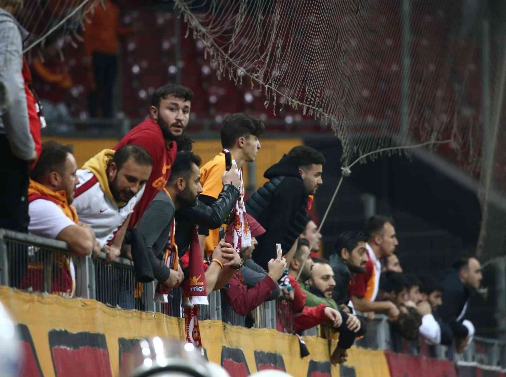 Lokomotiv Moskova ile berabere kalan Galatasaray liderliğini sürdürdü