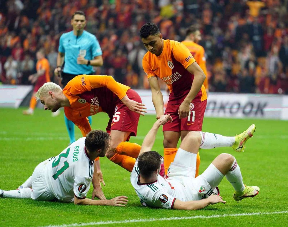 Lokomotiv Moskova ile berabere kalan Galatasaray liderliğini sürdürdü