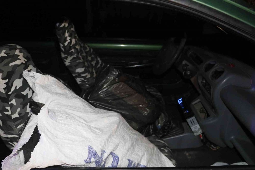 Nefes kesen kovalamaca! Bırakıp kaçtıkları araçtan 3 bin paket gümrük kaçağı sigara çıktı