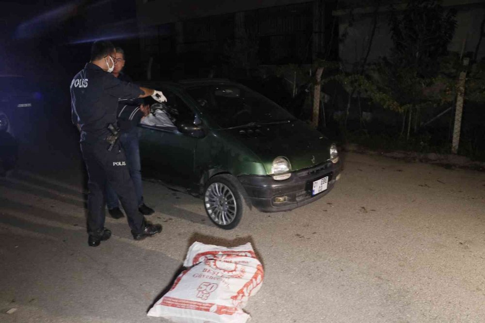 Nefes kesen kovalamaca! Bırakıp kaçtıkları araçtan 3 bin paket gümrük kaçağı sigara çıktı