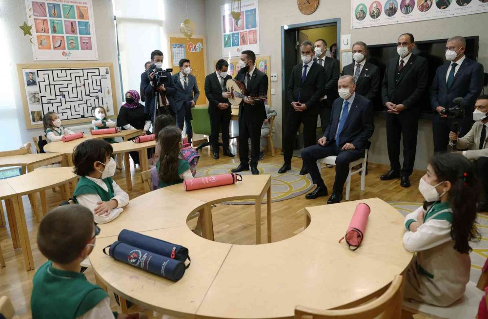 Cumhurbaşkanı Erdoğan okul açılışında çocuklarla şarkı söyledi