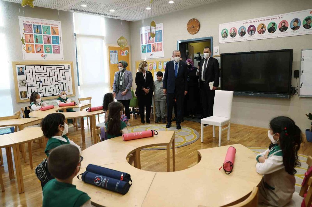 Cumhurbaşkanı Erdoğan okul açılışında çocuklarla şarkı söyledi