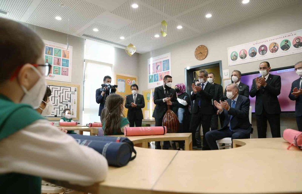 Cumhurbaşkanı Erdoğan okul açılışında çocuklarla şarkı söyledi