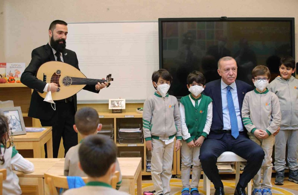 Cumhurbaşkanı Erdoğan okul açılışında çocuklarla şarkı söyledi