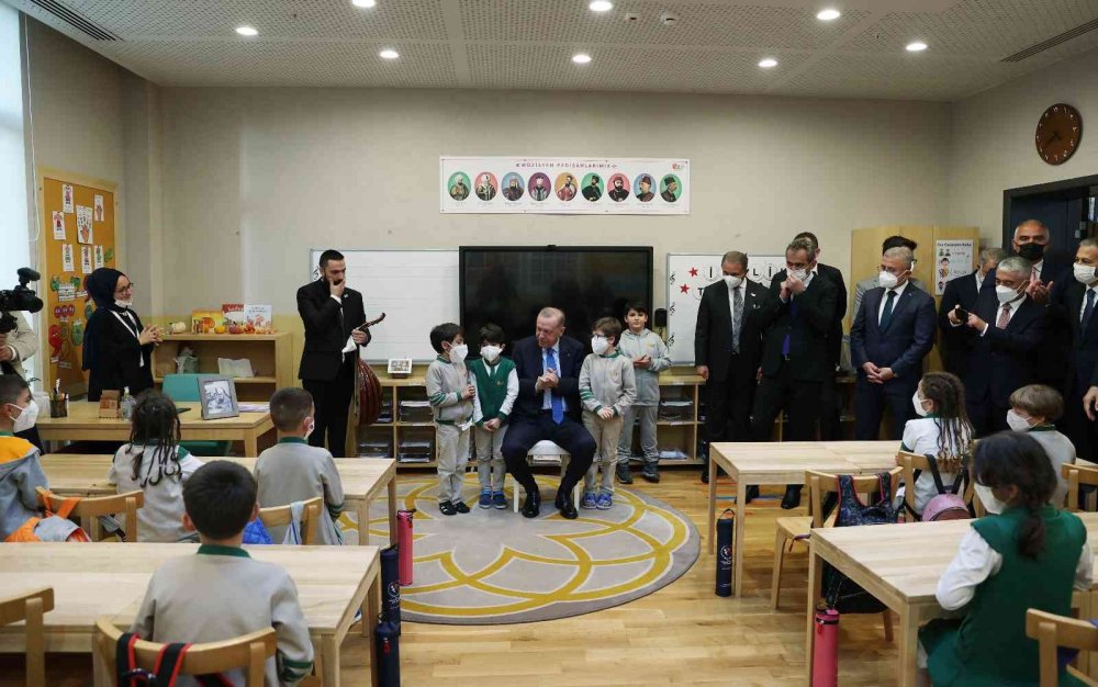 Cumhurbaşkanı Erdoğan okul açılışında çocuklarla şarkı söyledi