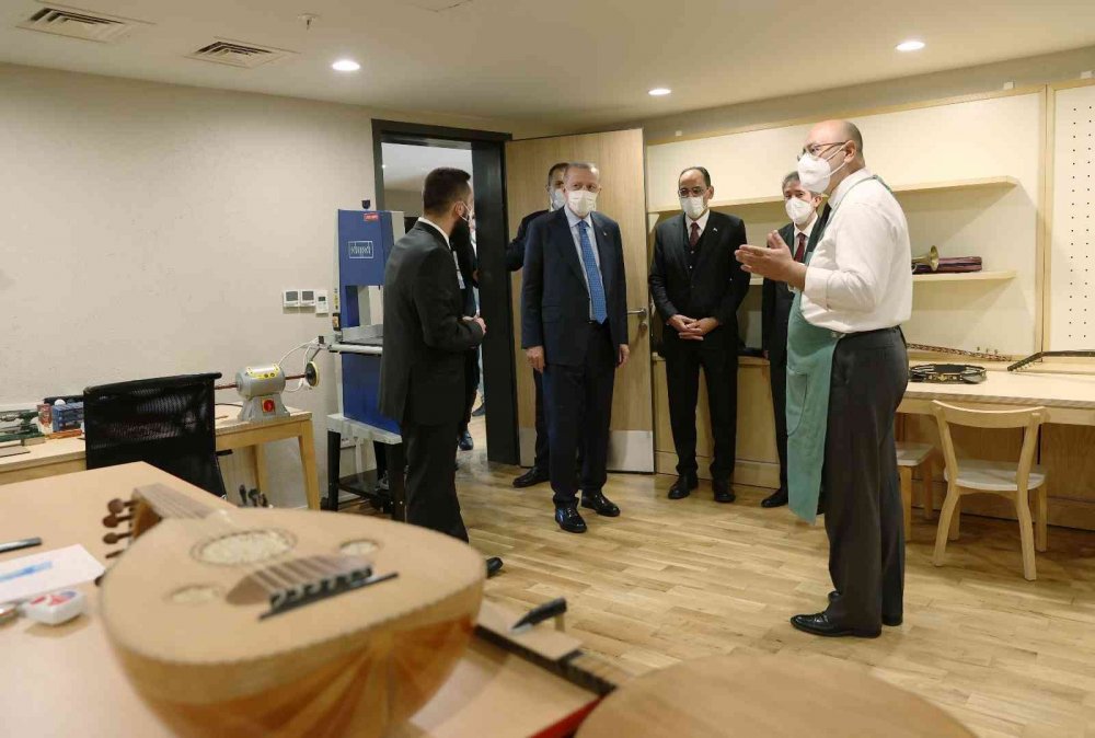 Cumhurbaşkanı Erdoğan okul açılışında çocuklarla şarkı söyledi