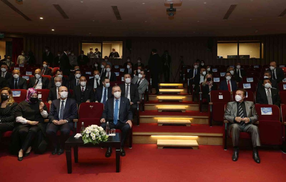 Cumhurbaşkanı Erdoğan okul açılışında çocuklarla şarkı söyledi