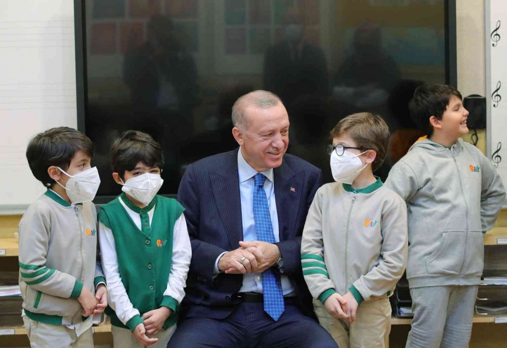 Cumhurbaşkanı Erdoğan okul açılışında çocuklarla şarkı söyledi