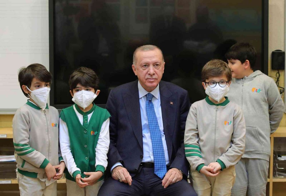 Cumhurbaşkanı Erdoğan okul açılışında çocuklarla şarkı söyledi