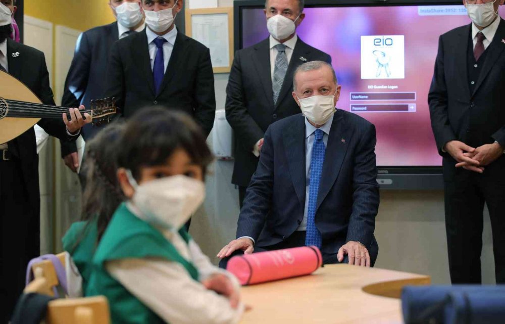Cumhurbaşkanı Erdoğan okul açılışında çocuklarla şarkı söyledi